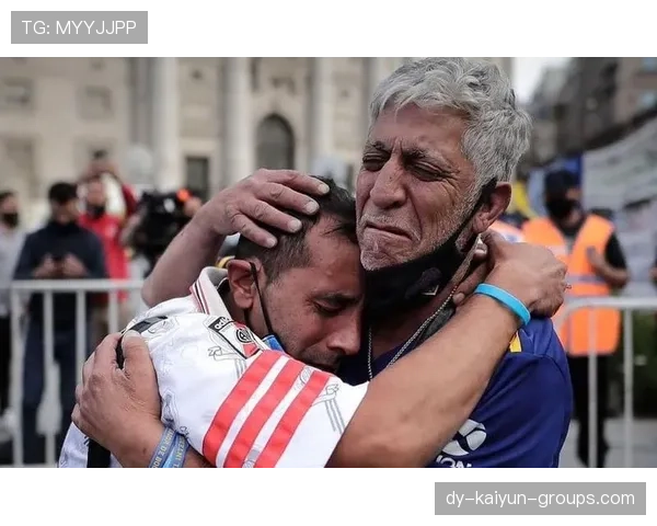 博卡青年门将神勇扑救赢得掌声，博卡青年球迷